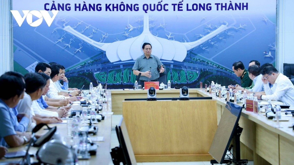 thu-tuong-kiem-tra-san-bay-long-thanh-1-1-1765716627.jpg