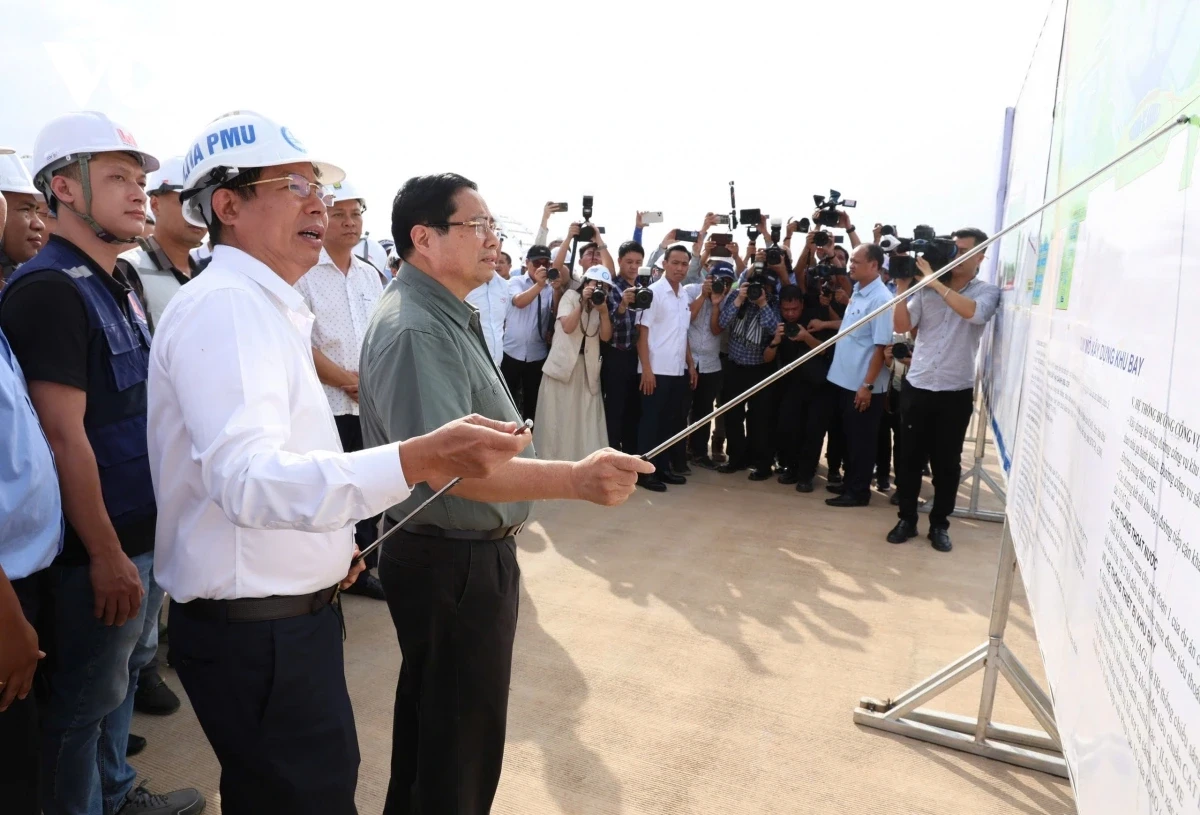 thu-tuong-kiem-tra-san-bay-long-thanh-3-1765716626.webp