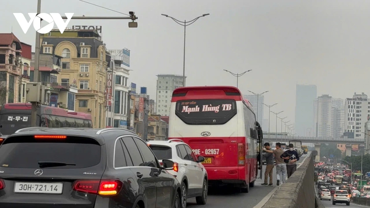 xe-khach-tra-khach-tren-duong-vanh-dai-3-tren-cao-3-1767577269.webp