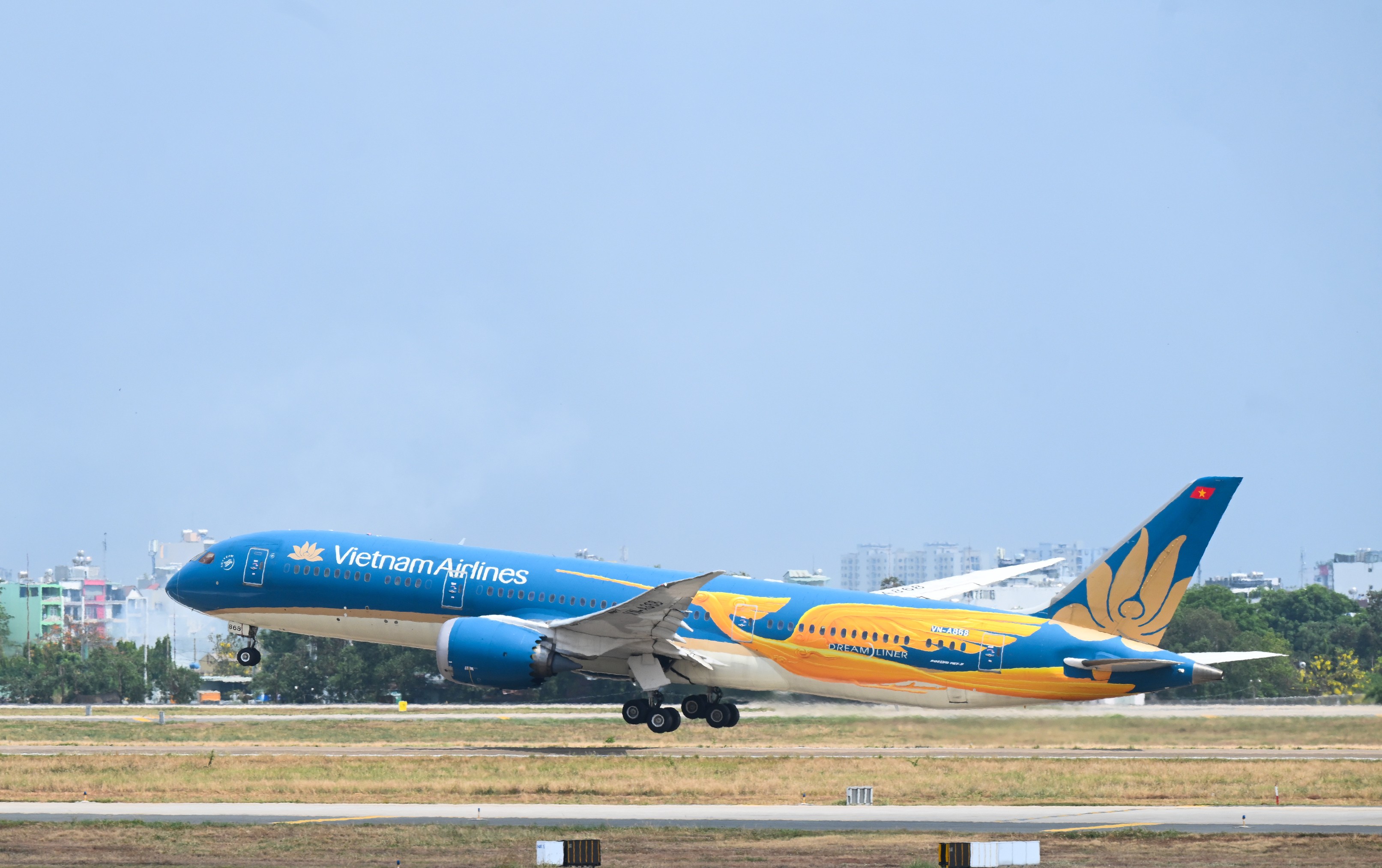 1-vietnam-airlines-tro-thanh-dai-dien-viet-nam-duy-nhat-duoc-airlineratings-xep-vao-top-25-hang-hang-khong-truyen-thong-an-toan-nhat-the-gioi-nam-2026-dung-thu-19-toan-cau-va-tang-3-bac-so-voi-nam-2025-1768293791.jpg