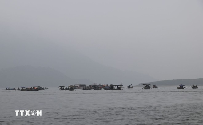 lao-cai-khan-truong-khac-phuc-vu-chim-tau-khach-tren-ho-thac-ba-22-7-1771810225.jpg
