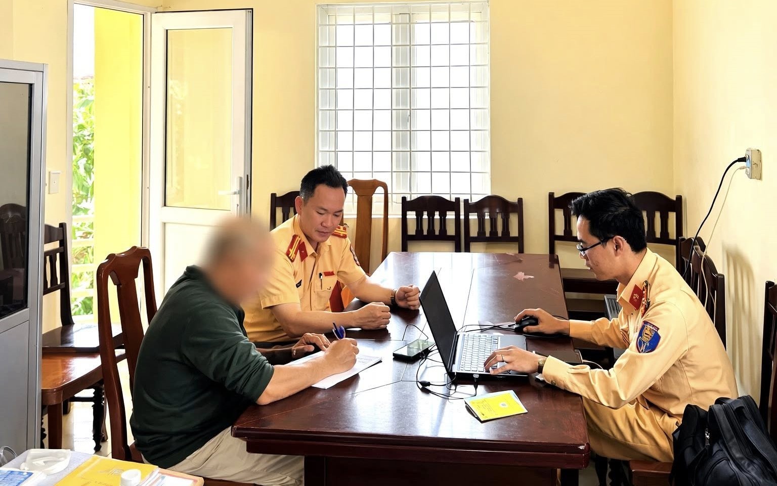 tai-xe-dung-xe-o-to-giua-duong-o-quang-tri-bi-xu-phat-tru-diem-giay-phep-lai-xe-3-17732271882351660892479-1773279622.jpg