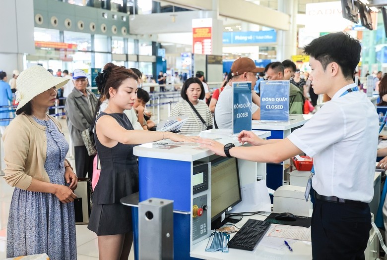 hanh-khach-lam-thu-tuc-tai-cang-hang-khong-quoc-te-noi-bai-anh-ta-hai-177677830352124368635-1776821260.jpg