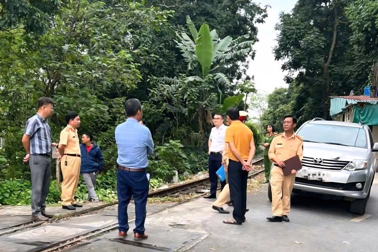 cong-an-xu-ly-vi-pham-giao-thong-duong-sat-1778497136760411264994-1778634720.jpeg