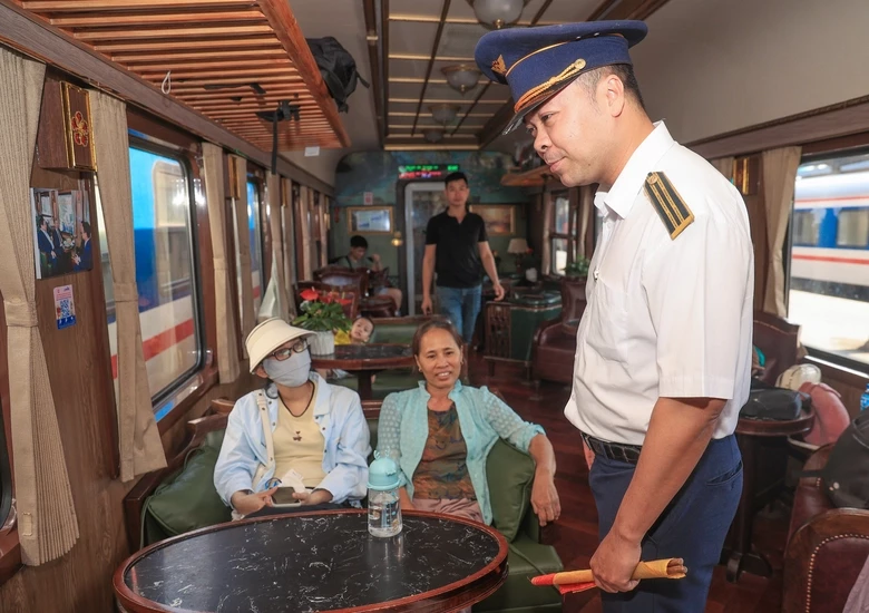 truong-tau-dong-xuan-khanh-kiem-tra-tren-tau-anh-ta-hai-1778654272734765872136-1778721218.webp