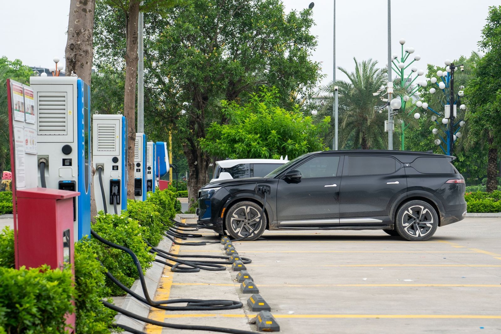 o-to-dienquang-duong-di-chuyen-cua-xe-dien-27052026053517-174-1779931189.jpg