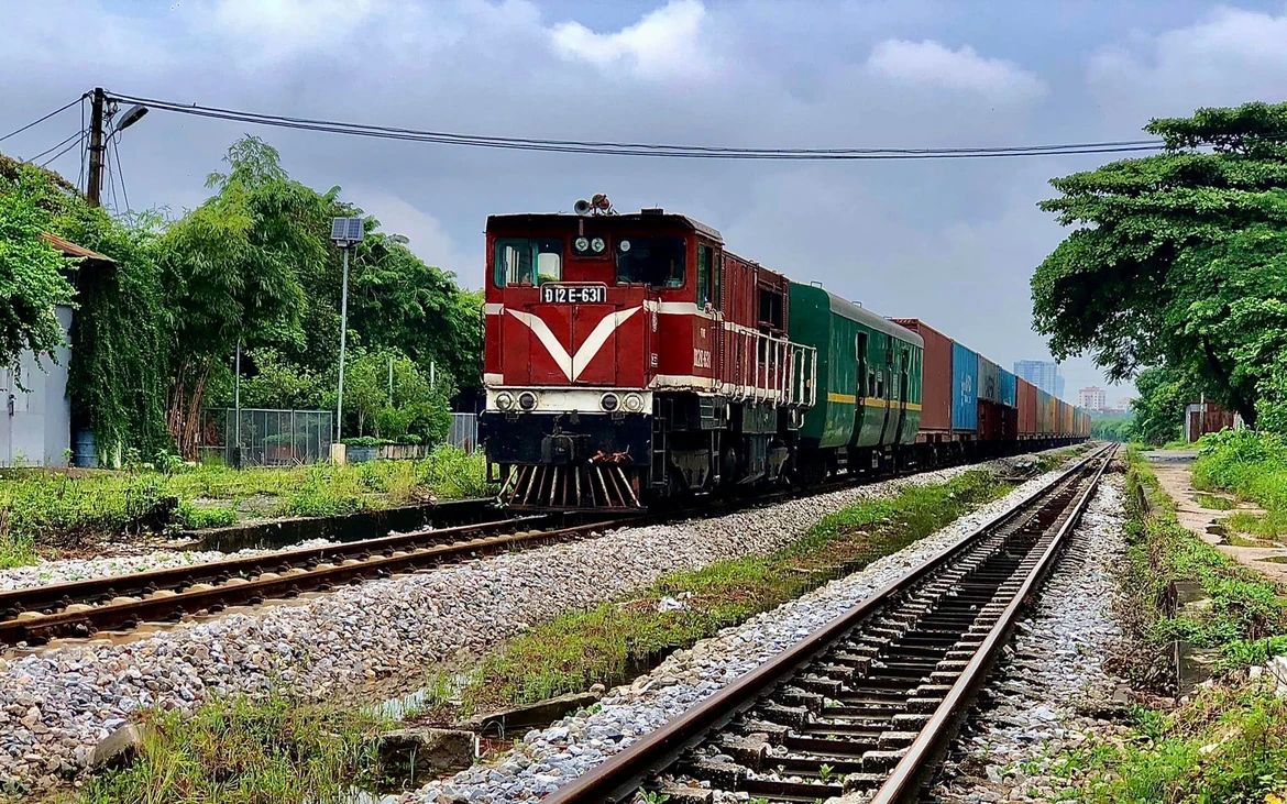 ga-phu-dien-tau-container-ngyen-thanh-dat-17066874720812075806616-1788789607.jpg