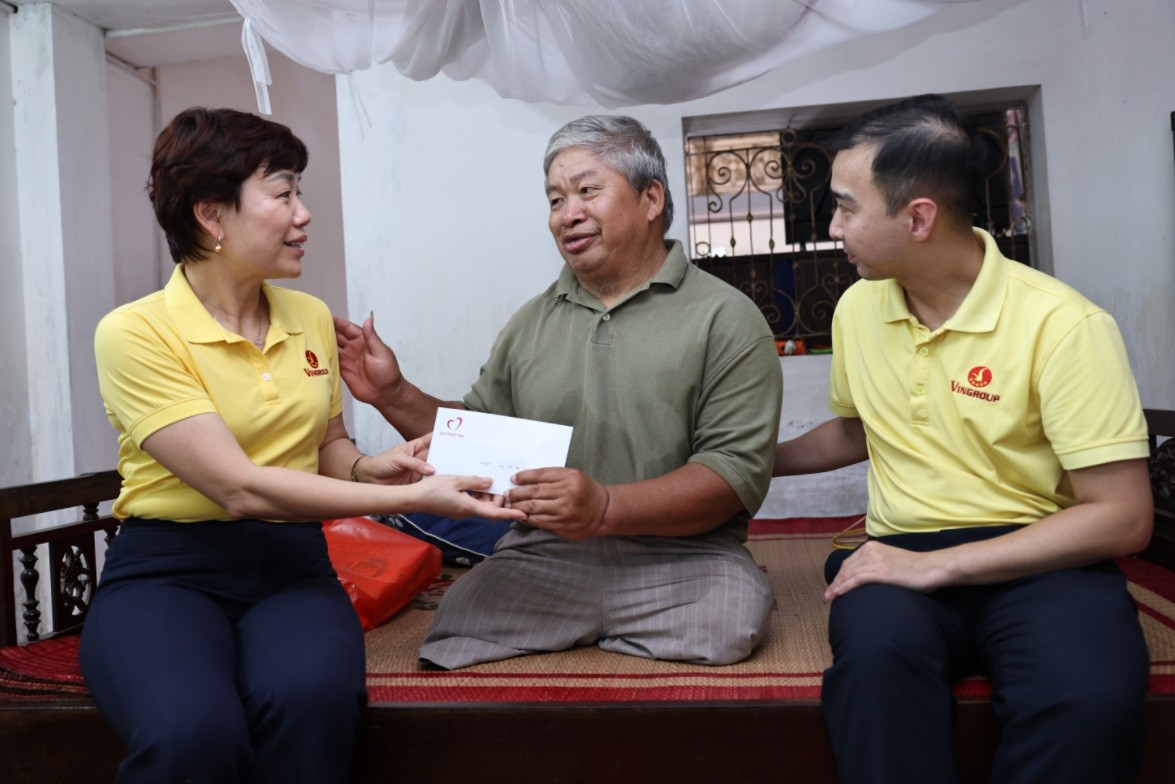 ba-phan-thu-huong-pho-chu-tich-quy-thien-tam-cung-can-bo-quy-toi-tham-hoi-tang-qua-tri-an-thuong-binh-nang-tai-ninh-binh-nhan-dip-ky-niem-80-nam-quoc-khanh-1790999742.JPG