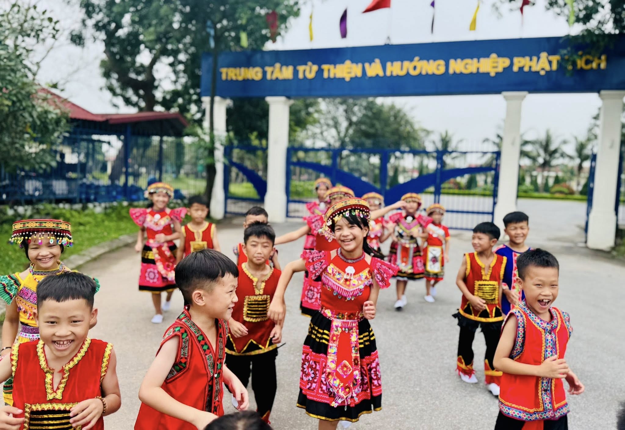 cac-ban-nho-tai-mai-am-trung-tam-phat-tich-no-dua-trong-bau-khong-khi-am-ap-yeu-thuong-1790999743.jpg