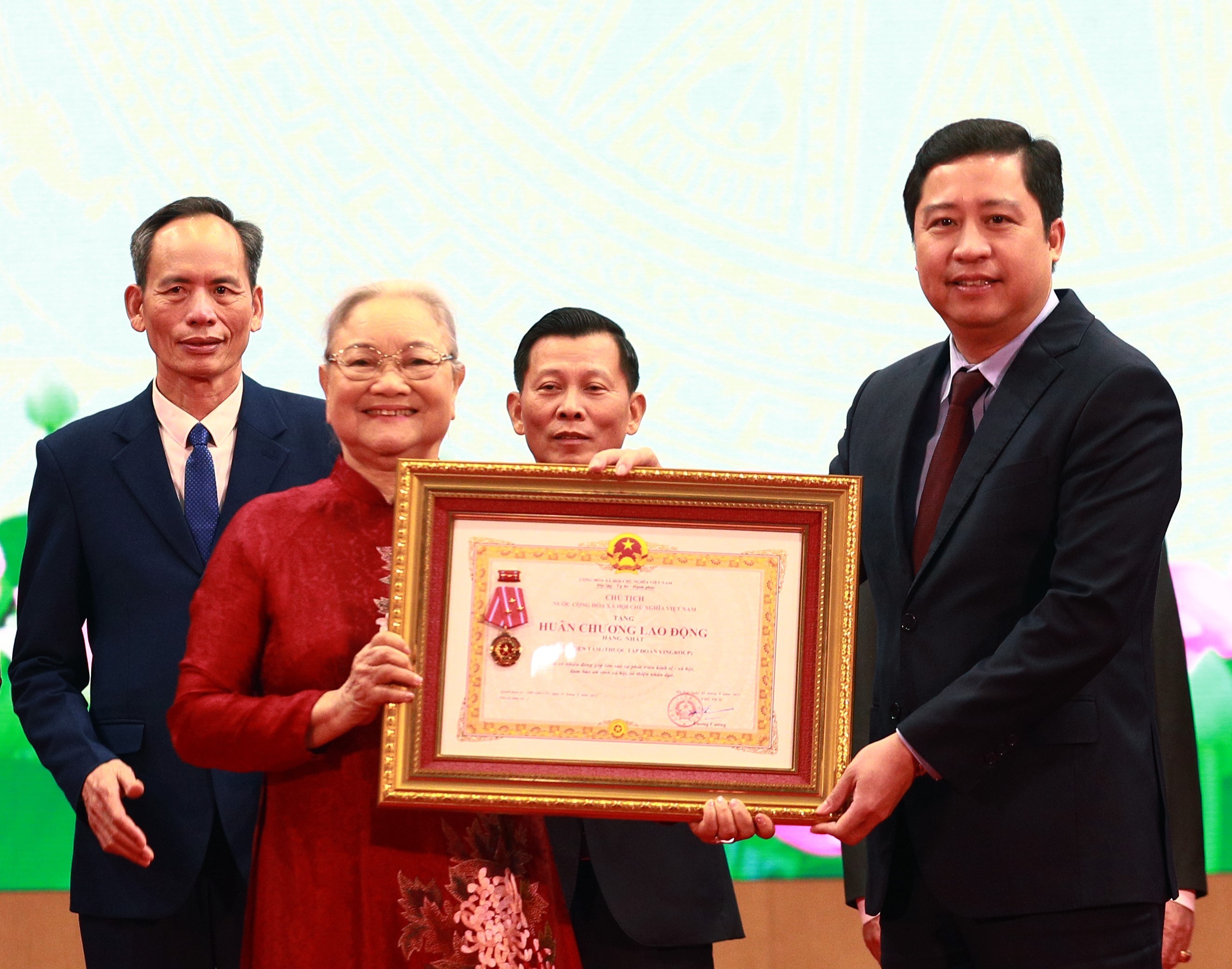 dai-dien-quy-thien-tam-nhan-huan-chuong-lao-dong-hang-nhat-1790999745.JPG