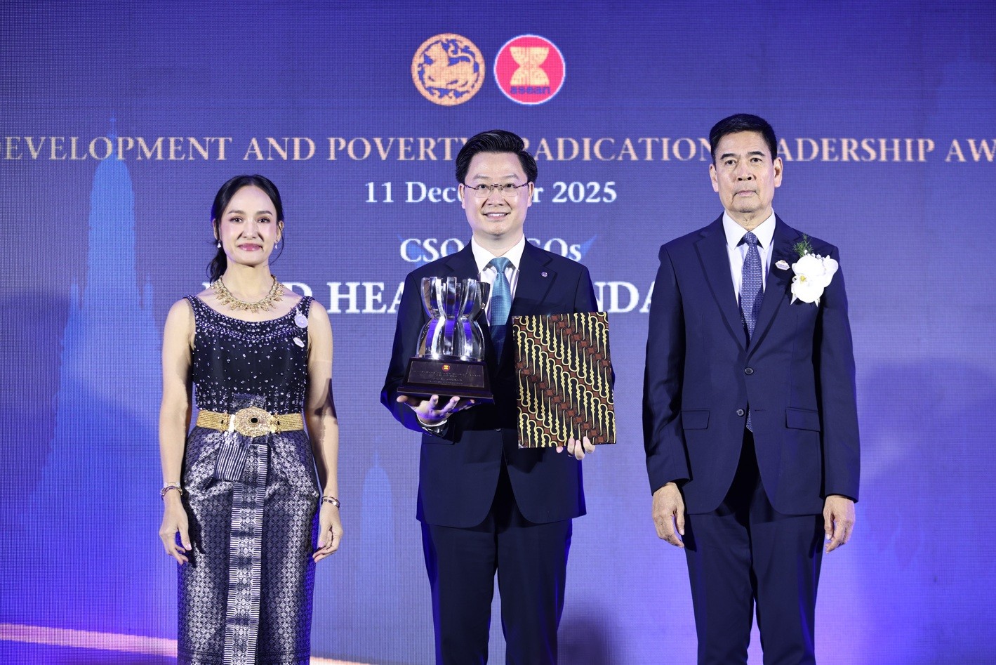 ong-ly-minh-tuan-giam-doc-quy-thien-tam-nhan-giai-thuong-asean-ve-phat-trien-nong-thon-va-xoa-doi-giam-ngheo-tai-thai-lan-1790999744.JPG