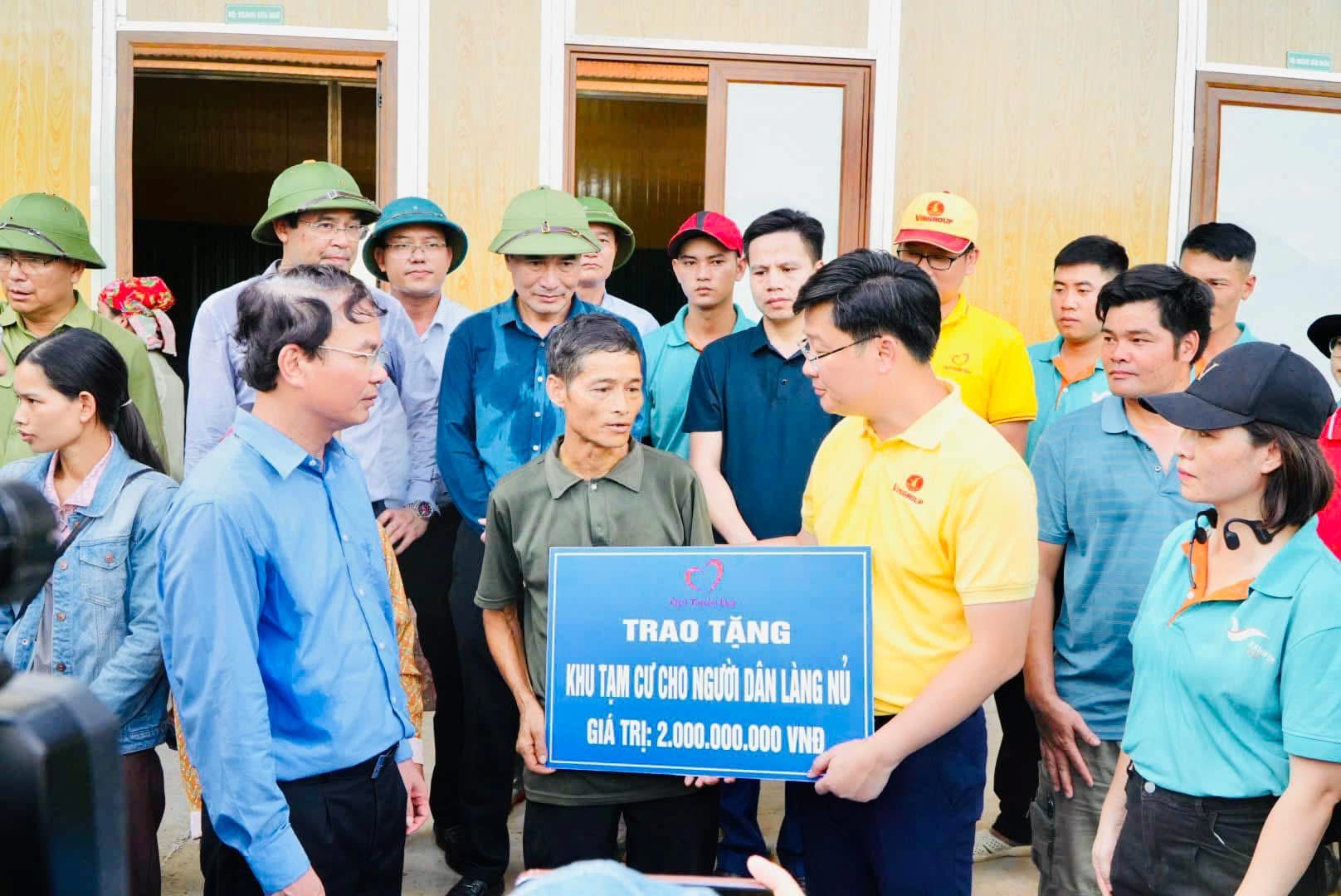 dai-dien-quy-thien-tam-tham-hoi-dong-vien-va-trao-bien-tuong-trung-khu-nha-tam-cho-nguoi-dan-bi-mat-nha-vi-lu-quet-o-lang-nu-1791940714.jpg