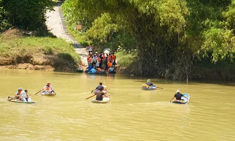 Đề xuất xây cầu vượt sông sau vụ học sinh “liều mình” qua sông đi học