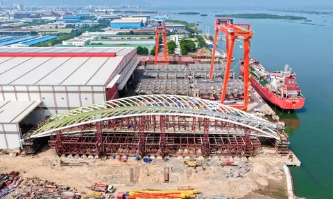 TP.HCM cấm luồng sông Sài Gòn nhiều giờ để hợp long cầu đi bộ