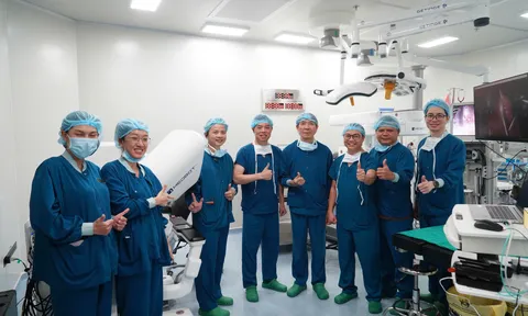 “Bàn tay vàng” ghép gan đưa phẫu thuật robot đến gần hơn với người dân miền Tây