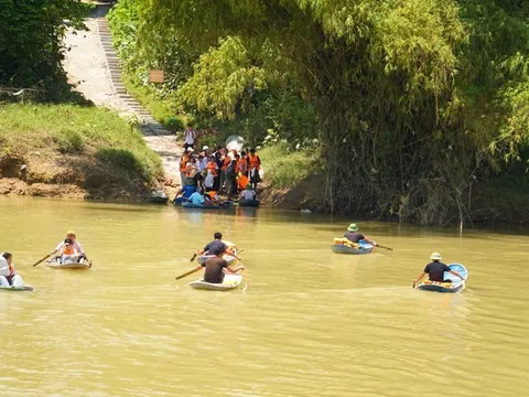 Đề xuất xây cầu vượt sông sau vụ học sinh “liều mình” qua sông đi học