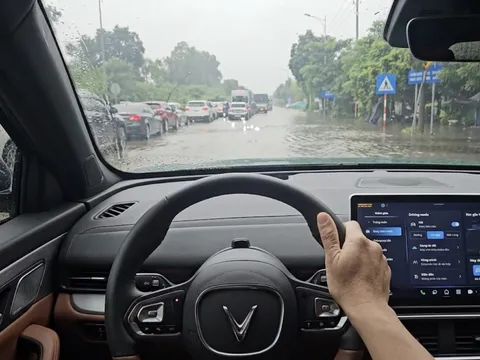Đi ô tô qua đường ngập, tài xế cần lưu ý gì?