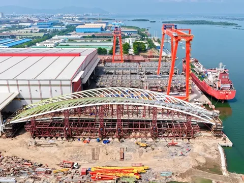 TP.HCM cấm luồng sông Sài Gòn nhiều giờ để hợp long cầu đi bộ
