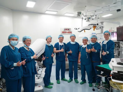 “Bàn tay vàng” ghép gan đưa phẫu thuật robot đến gần hơn với người dân miền Tây