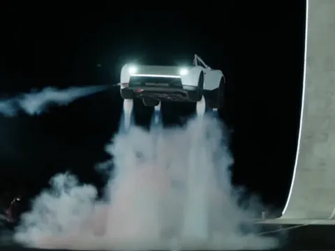 Tesla Roadster - ô tô bay đầu tiên trên thế giới